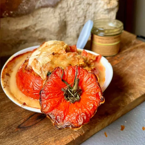 Tomates farcies au rocamadour et bouillon
