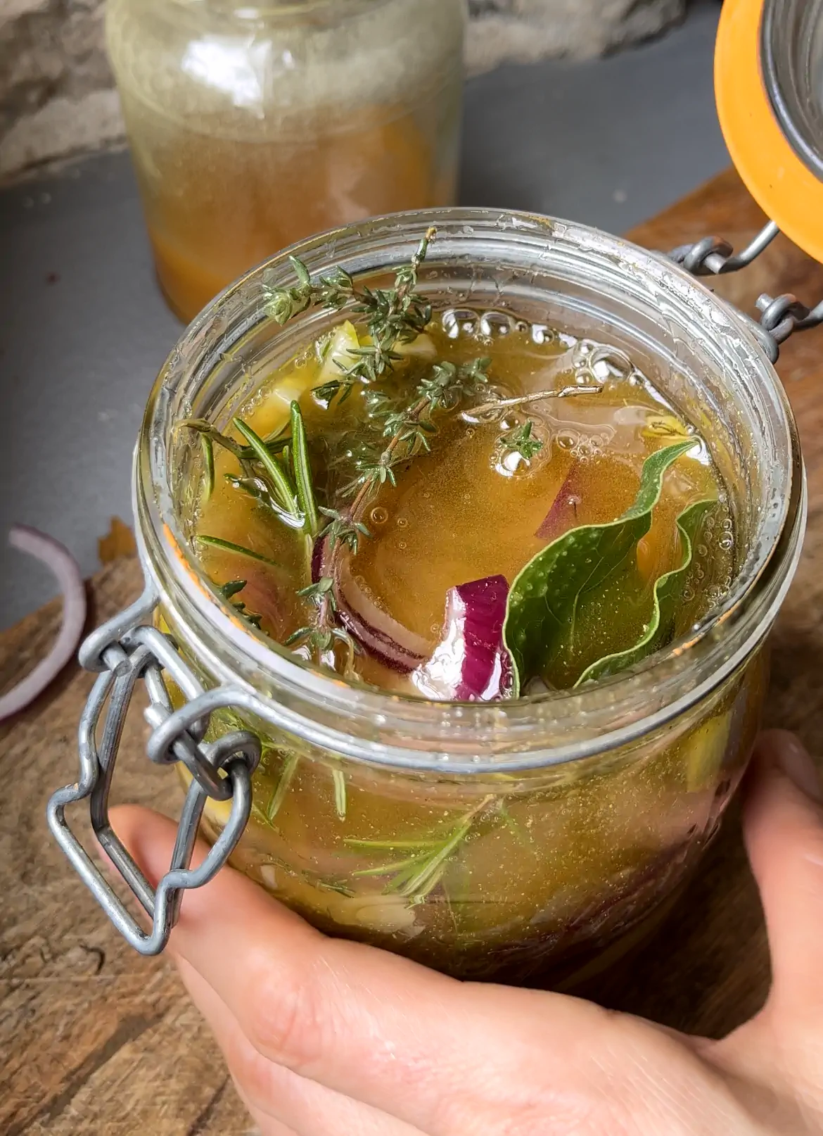 Remède maison contre la grippe : la recette d'ail fermenté au miel
